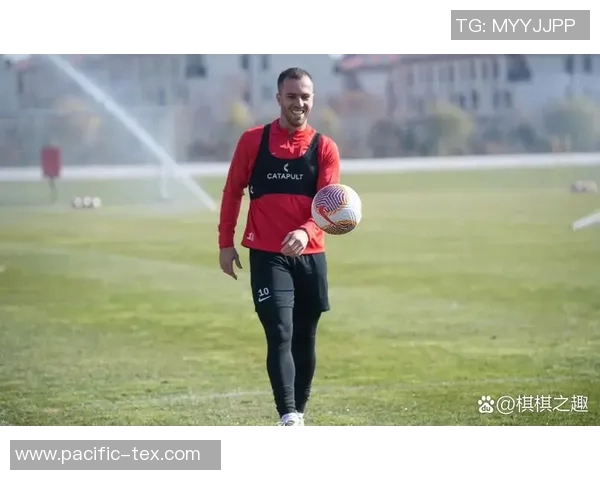 塞尔吉尼奥亮相迪拜国足训练沙特战将迎来首场比赛